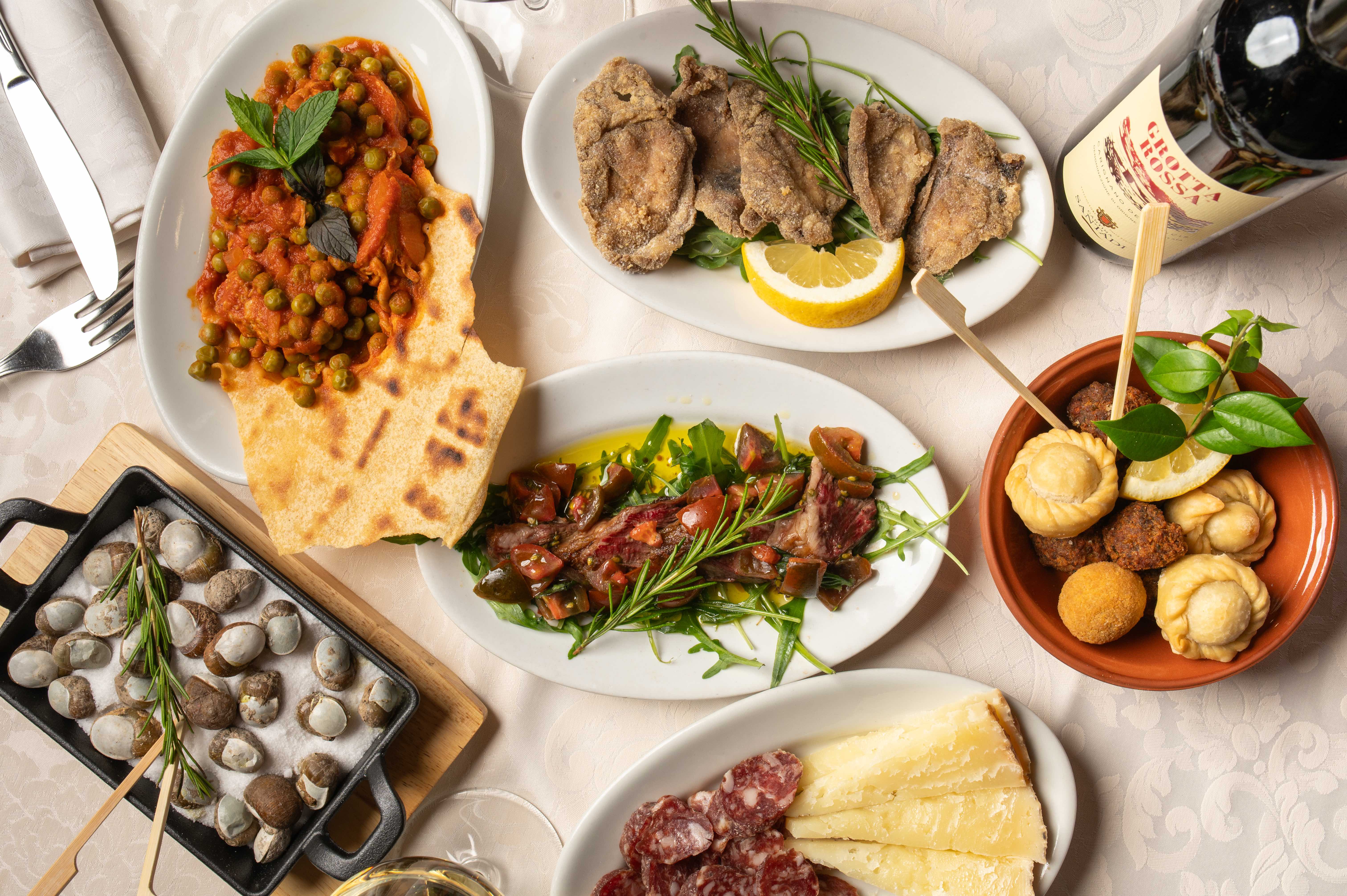 Tavola imbandita con specialità sarde